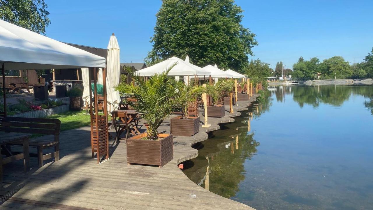 Seberak - Ubytovani V Chatickach A V Luxusnich Stanech Prag Exteriör bild